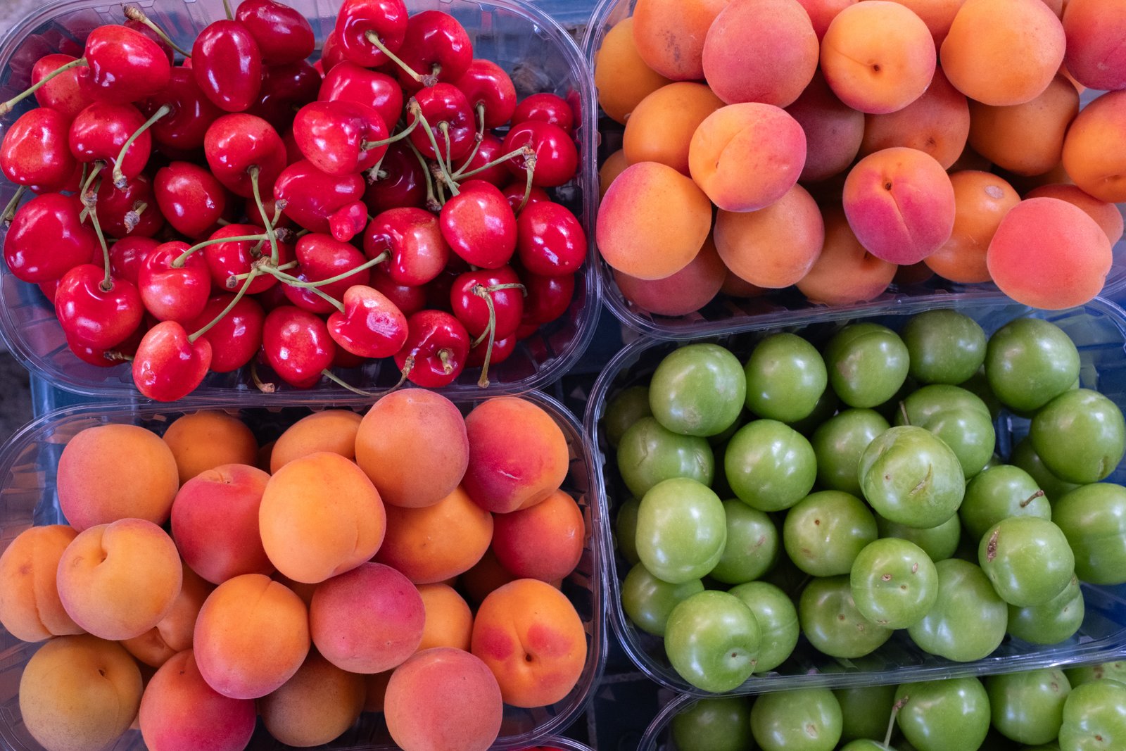 Fresh peaches, nectarines and flat peaches